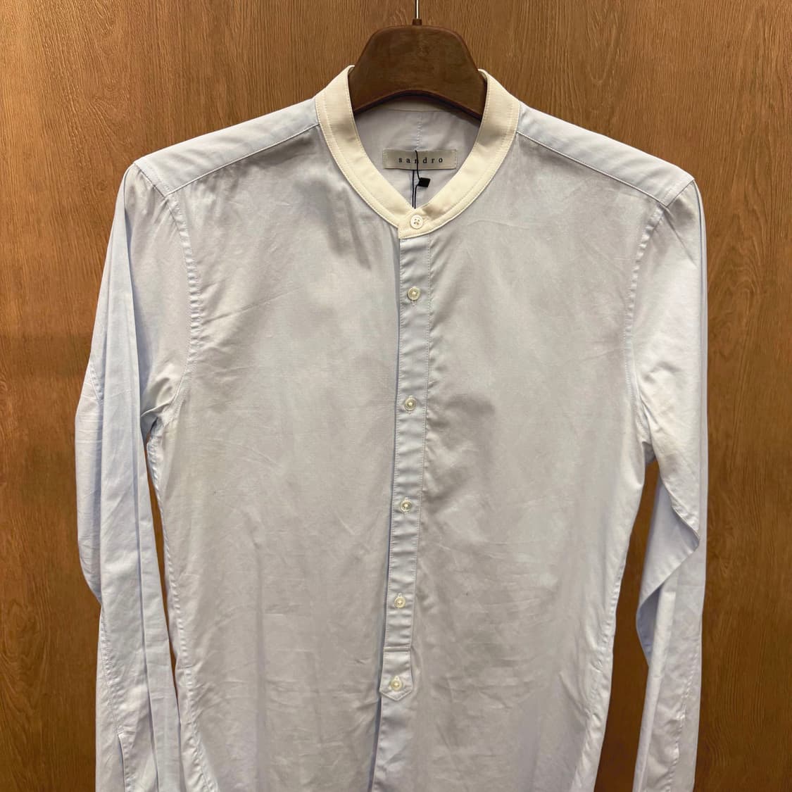 산드로 코튼 긴팔 셔츠 아이보리 라운드 배색 카라 디테일 라이트 블루 상품이미지4