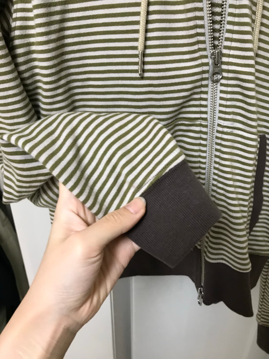 AEAE 에이이에이이 스트라이프 소문자 후드 집업 카키 상품이미지6