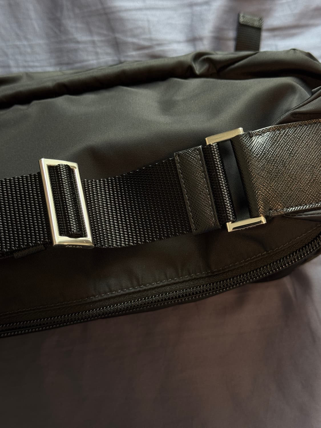 [국내매장판] 프라다 바이커백 미디움 상품이미지5