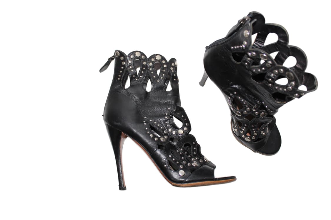 ALAIA by Pieter Mulier 알라이아 스터드 컷아웃 슈즈 상품이미지1