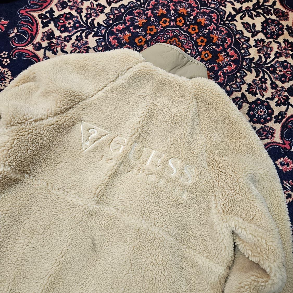 (새상품) 게스(GUESS) 21FW 시그니쳐 패치 롱 뽀글이 자켓 L 상품이미지2