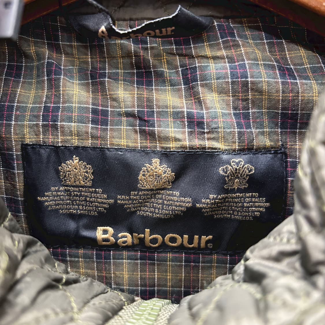 바버 하이넥 퀄팅 베스트 다이아 누빔 백 사이드 버튼 탭 디테일 카키 상품이미지8