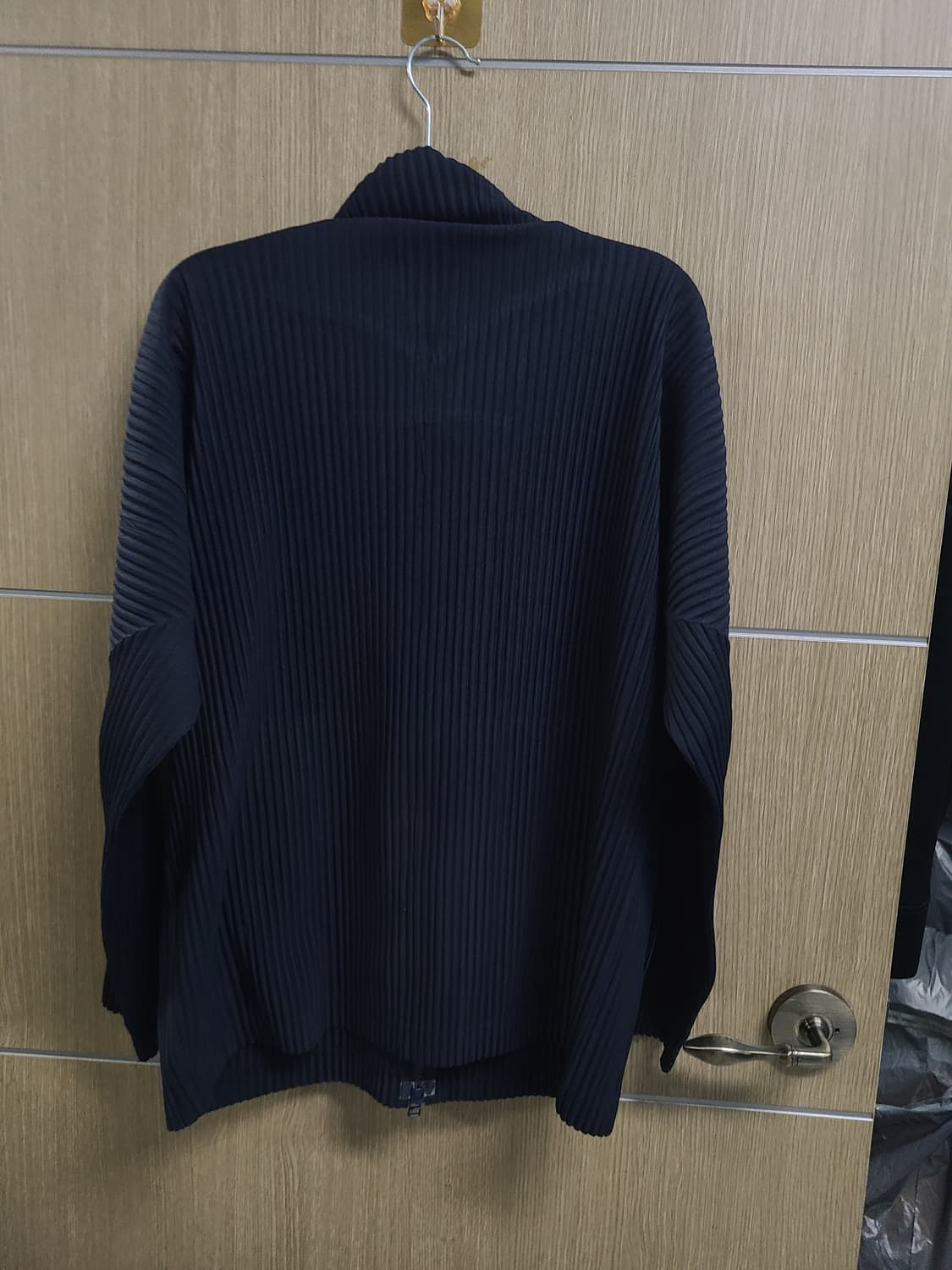 옴므플리세 이세이미야케 네이비 색상 집업  상품이미지5