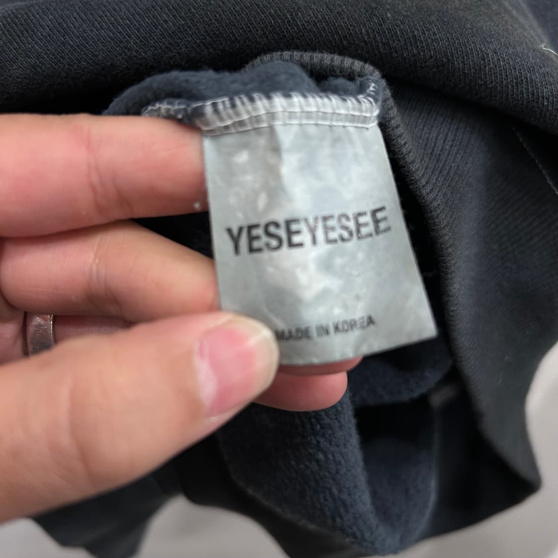 예스아이씨 스몰로고 나염 피그먼트 오버핏 맨투맨 상품이미지4