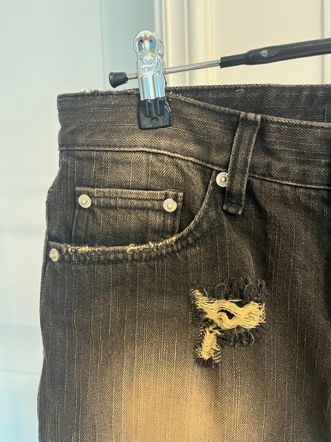 우알롱 블랙 워싱 데님 미니스커트 데미지 디테일 상품이미지2