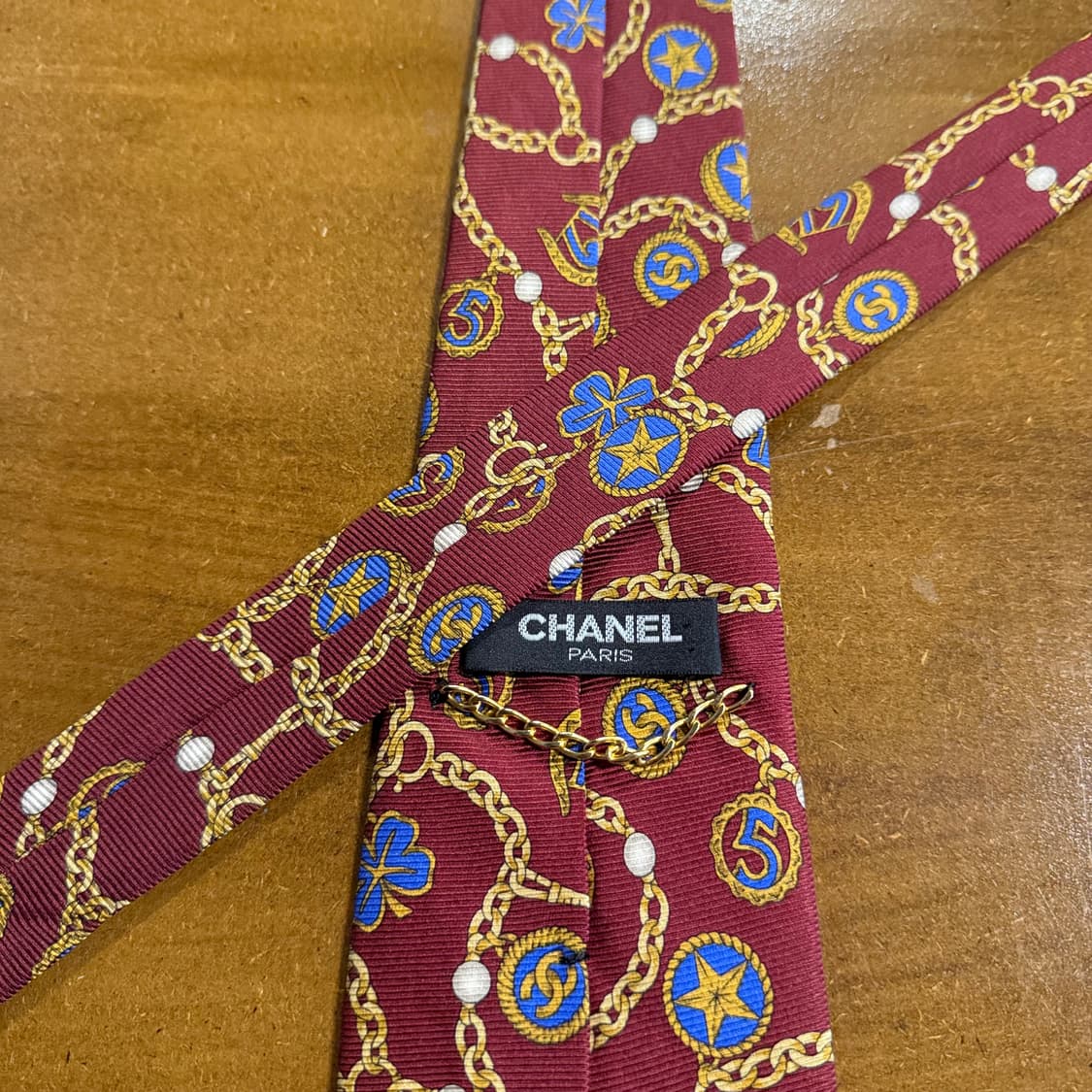 샤넬 CHANEL 체인 메달 패턴 실크 넥타이 버건디 상품이미지3