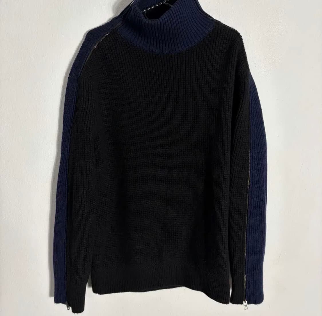 한섬_시스템 배색 터틀넥 니트 스웨터(95) 상품이미지1