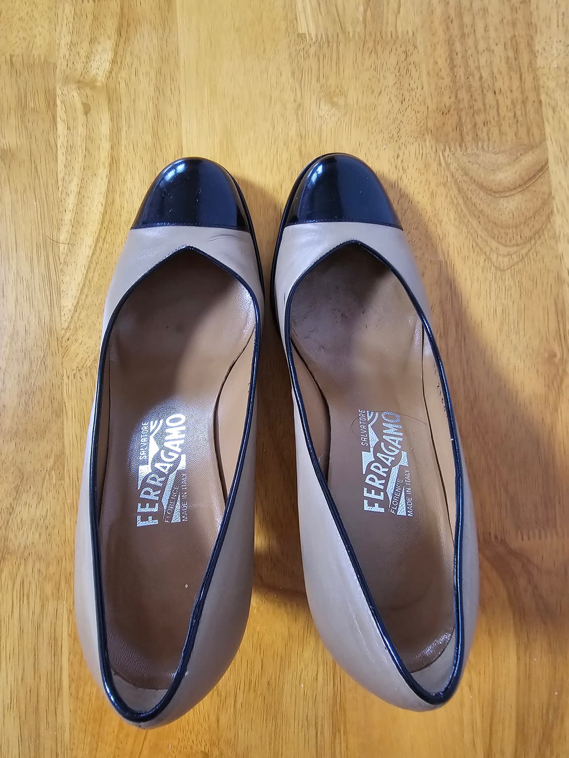 [신발정리] 페라가모 클래식 배색 펌프스 (6.5B / 235)

살바토 상품이미지6