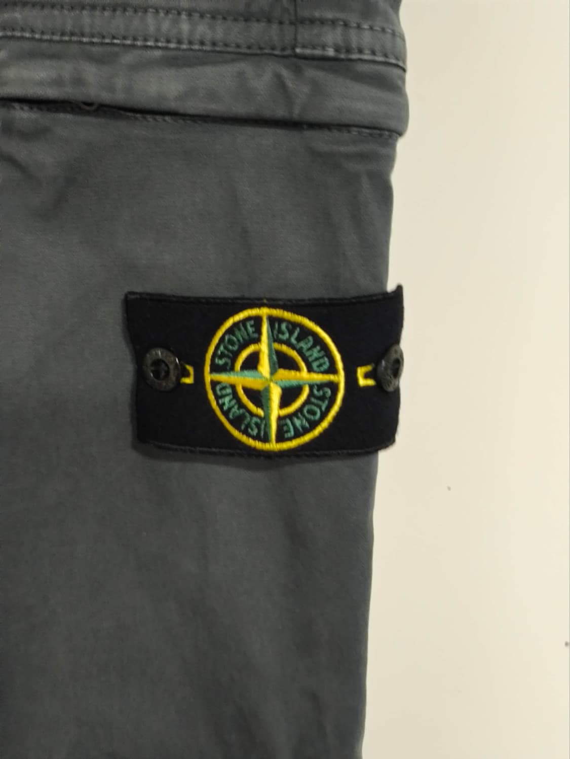 스톤아일랜드 와펜 워싱 그레이 카고 바지 상품이미지3