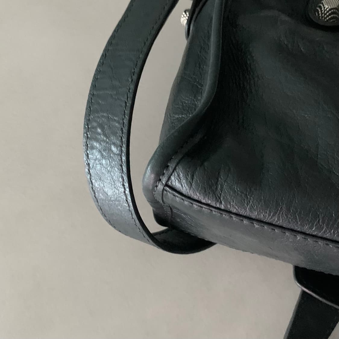 발렌시아가 르시티 모터백 미니 차콜 그레이 상품이미지5