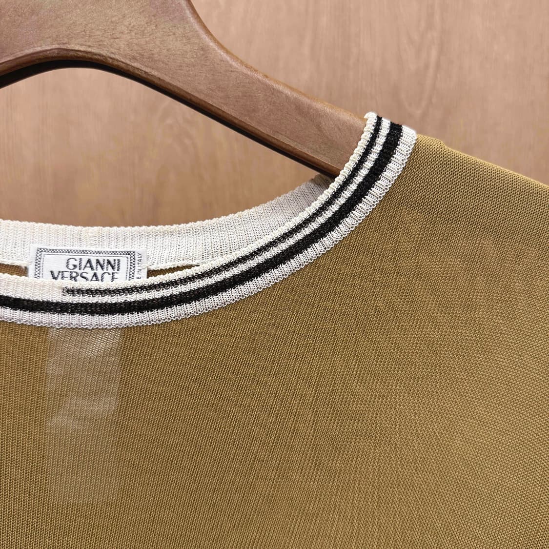 지아니 베르사체 시스루 니트 반팔 티셔츠 넥라인 배색 디테일 카키 올리브 상품이미지6