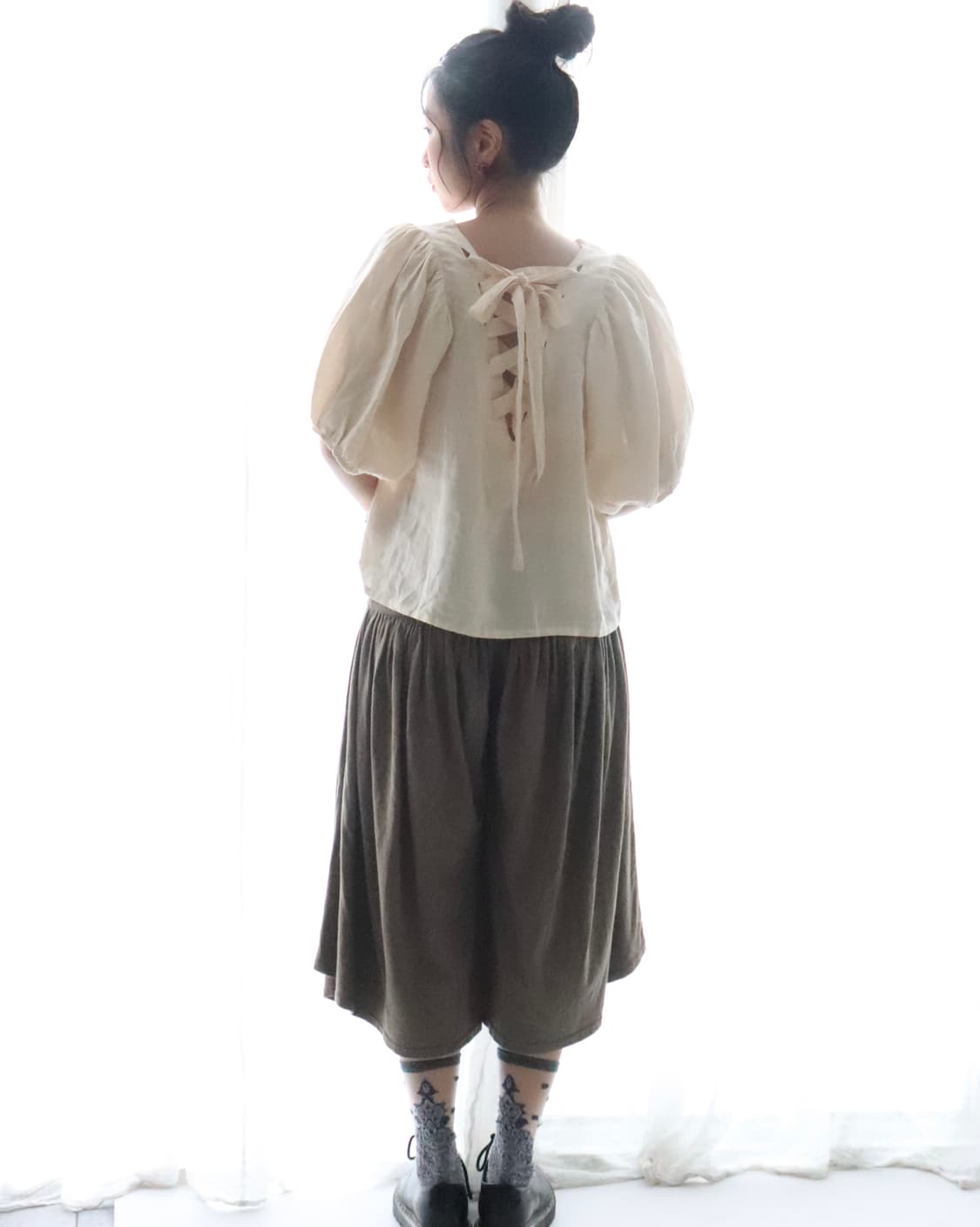 [Crisp] Back Ribbon Puff Linen Blouse 상품이미지1