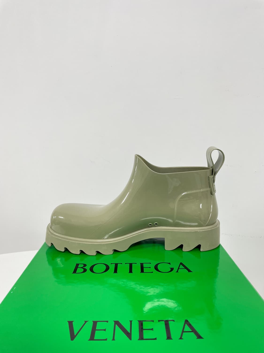 새상품 보테가 베네타 스트라이드 샤이니 러버 앵클 부츠 장화 트래버틴 상품이미지8