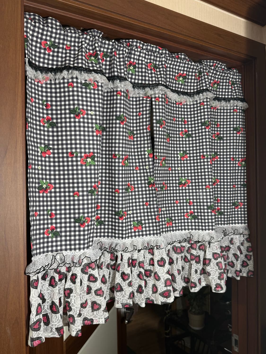 방꾸) 블랙 체크 딸기 프릴 노렌 커튼 상품이미지1