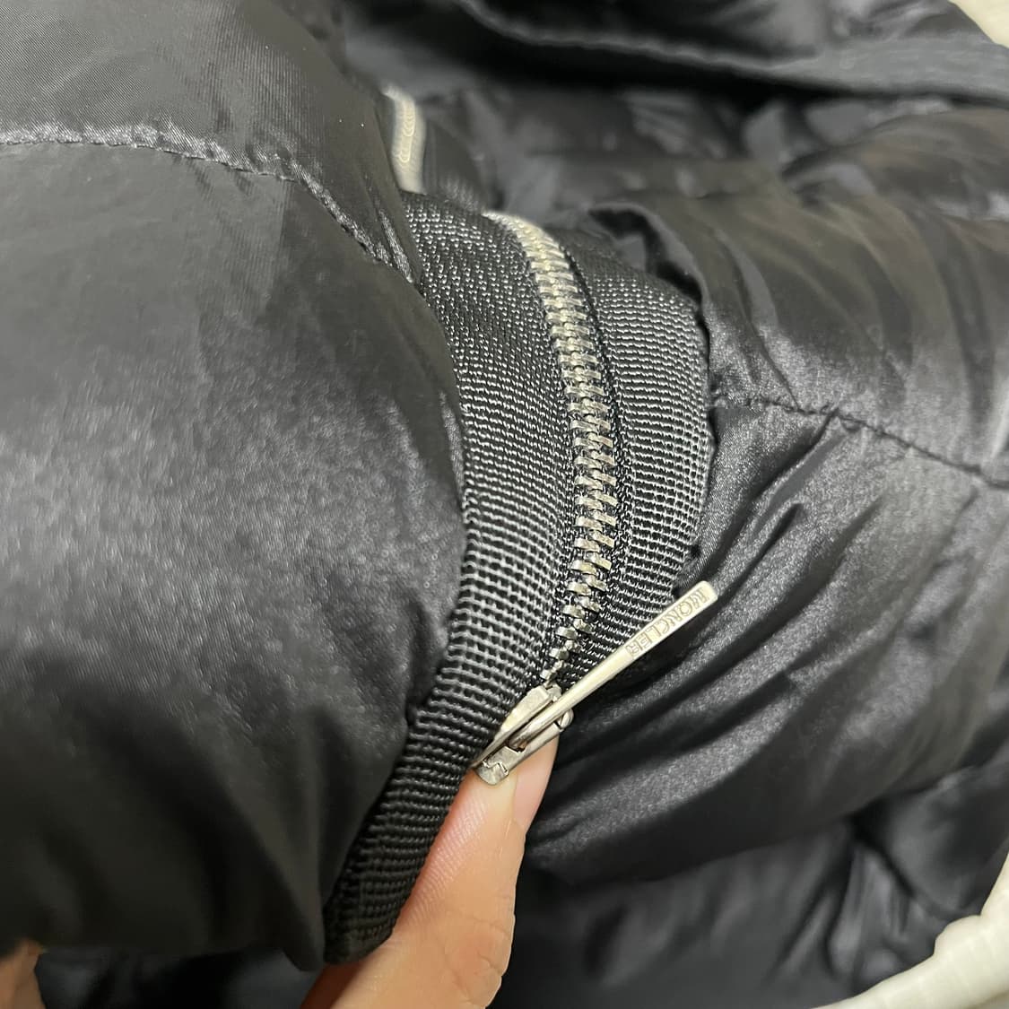 큐알o 몽클레어 여성 벨티드 롱패딩 2사이즈(95) 상품이미지3