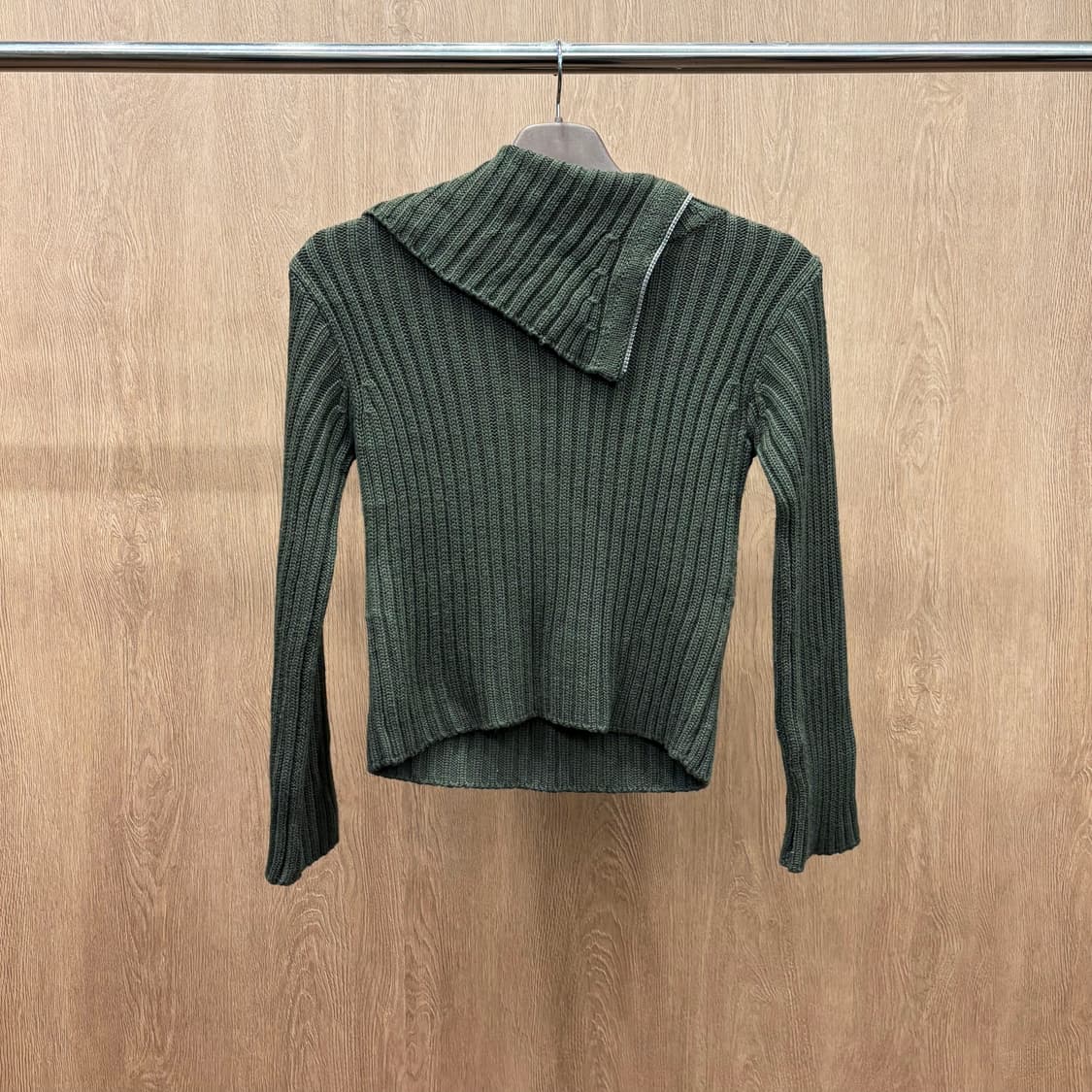 막스앤코 슬림핏 긴팔 골지 니트 비대칭 넥 플랩 카라 지퍼 디테일 카키 상품이미지3