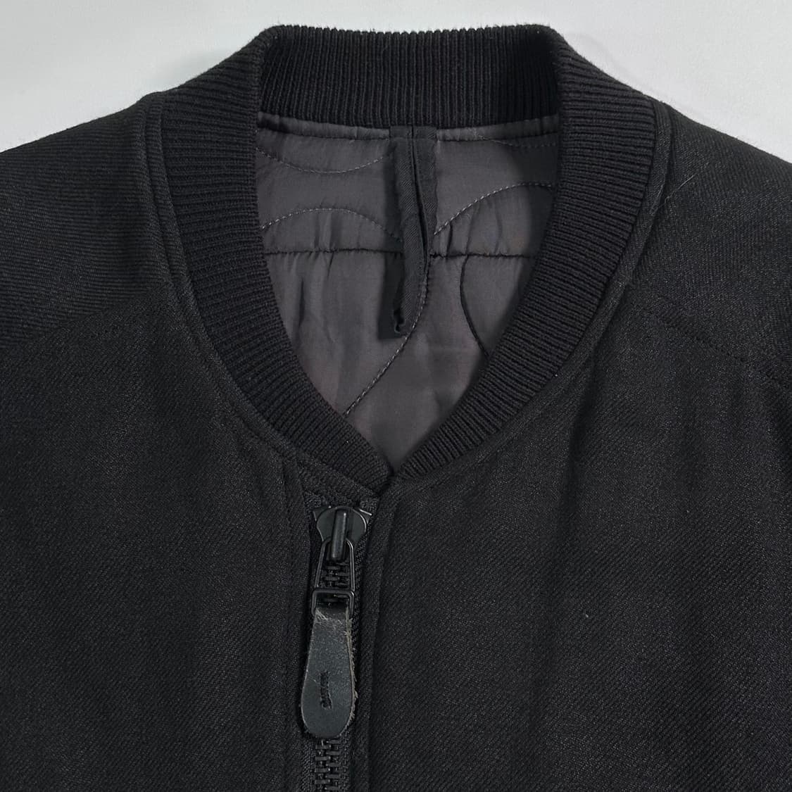 The Viridi-Anne 블랙 봄버 자켓 상품이미지4