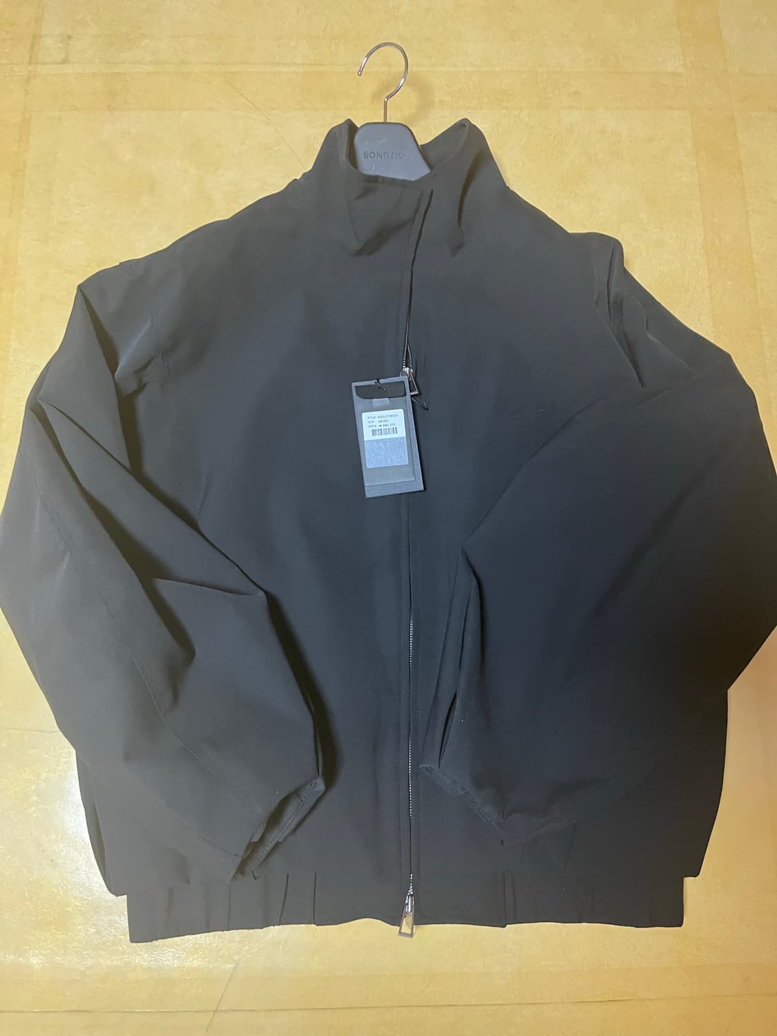 송지오옴므 다트하이넥 볼륨다운 점퍼 46사이즈 새상품 판매합니다. 상품이미지2