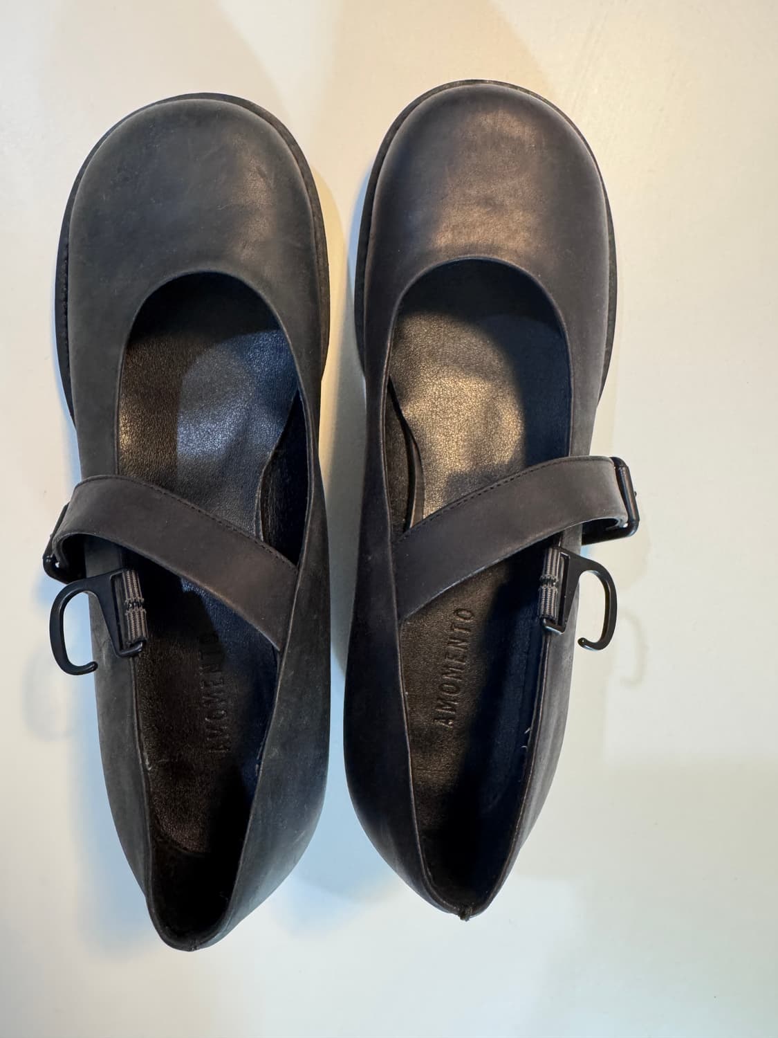 아모멘토 round toe strap pumps 판매합니다 상품이미지2