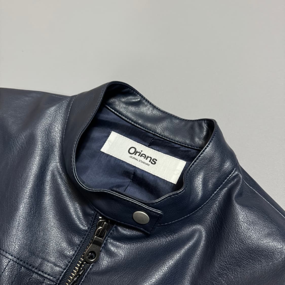 Oriens by 저널스탠다드 다크블루컬러 비건 레더 쇼트 라이더스 자켓 상품이미지3