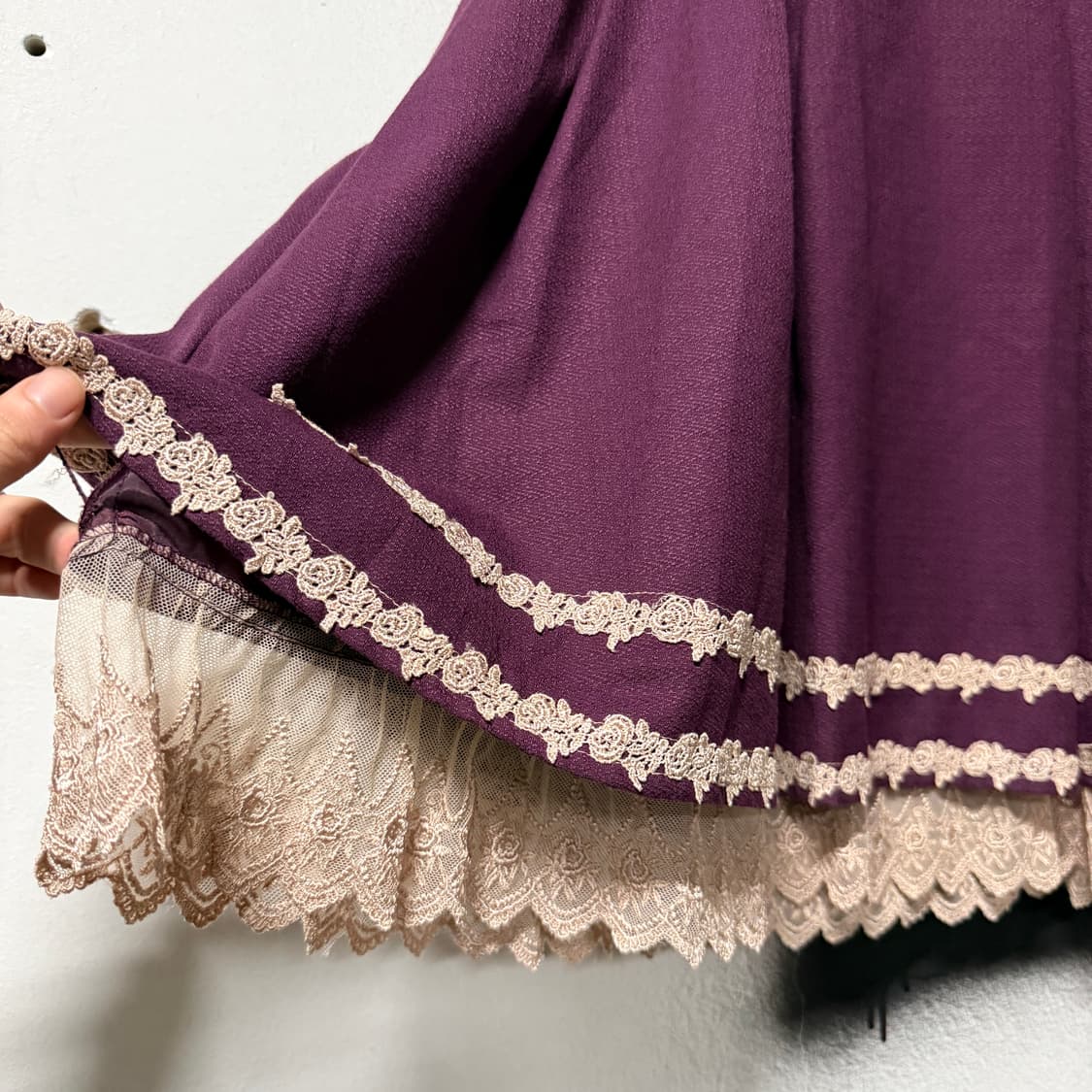 액시즈팜 레이스 업 크로쉐 디테일 뒷 밴딩 플레어 미디 스커트 플럼 상품이미지5