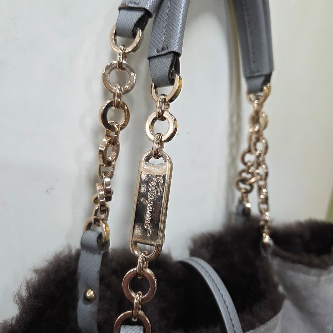 페라가모 무스탕 시어링 토트앤 숄더 상품이미지3