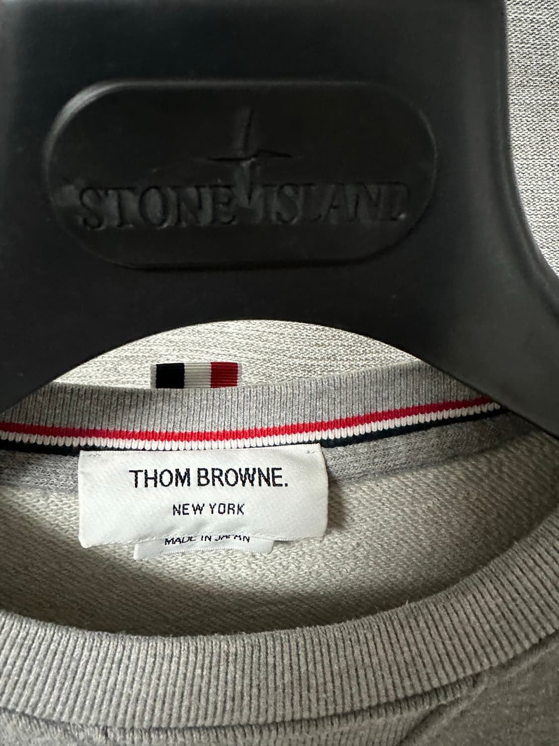 톰브라운 4선완장 맨투맨 그레이 (4) 상품이미지4