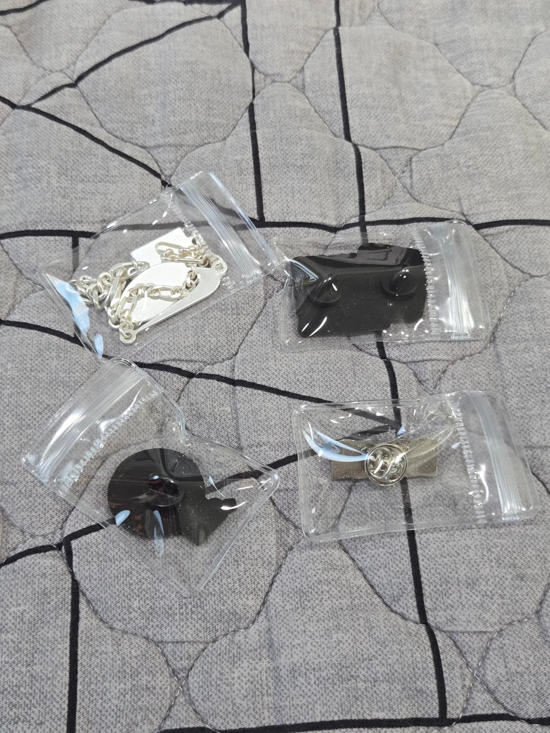 악세사리 뱃지3개, 팔찌1개 일괄 판매 상품이미지2