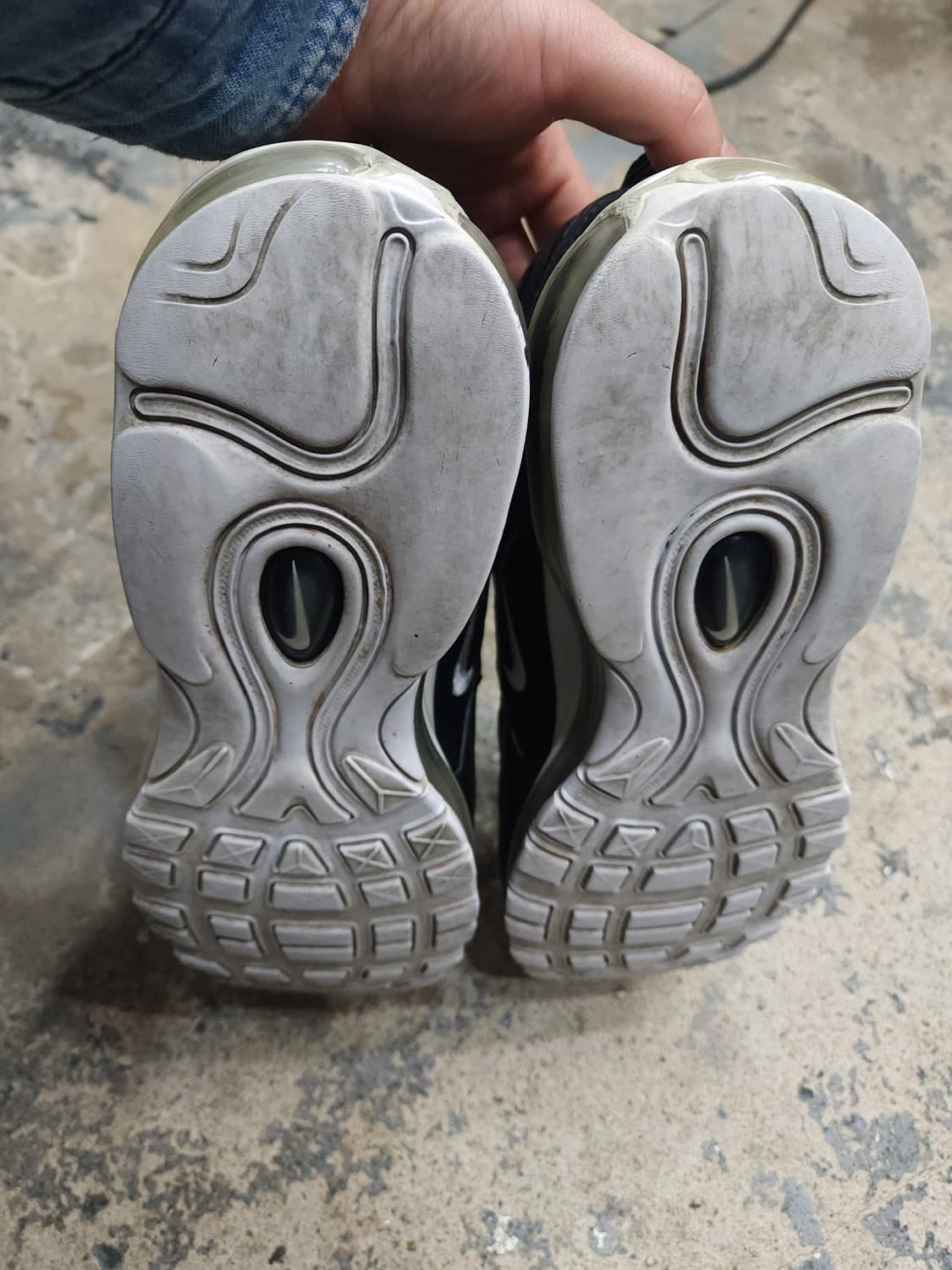 나이키 에어맥스97 블랙 화이트 305mm

 상품이미지8