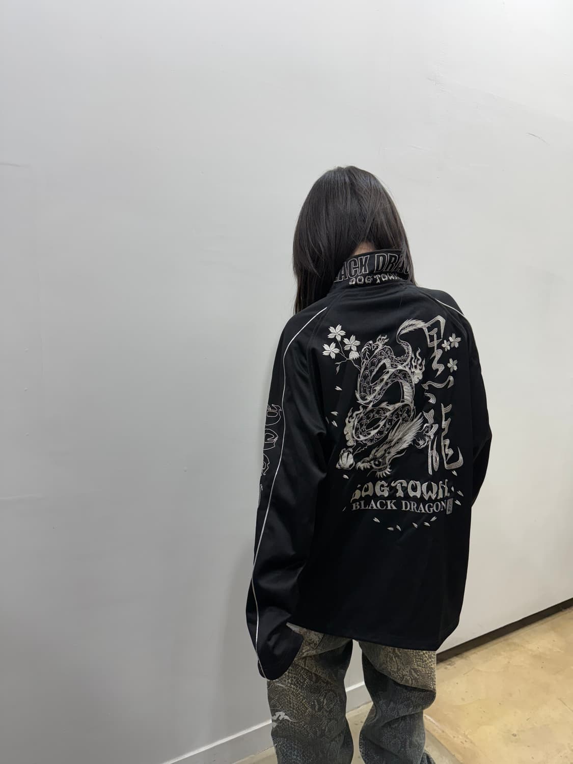 도그타운 오버핏 블랙 드래곤 자수 져지 상품이미지2