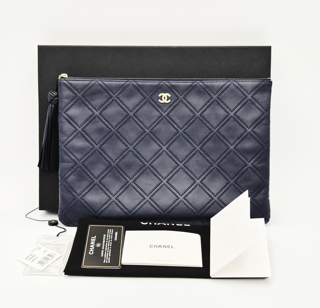 샤넬 클래식 테슬 퀼팅 클러치
네이비 금장 A82708
 상품이미지1