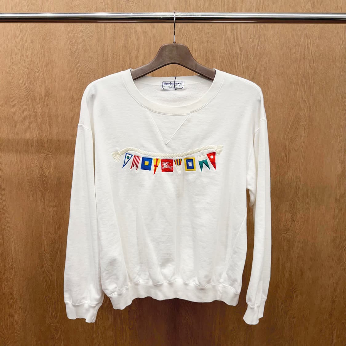 버버리 코튼 긴팔 맨투맨 마린 플래그 자수 디테일 레귤러핏 아이보리 상품이미지2