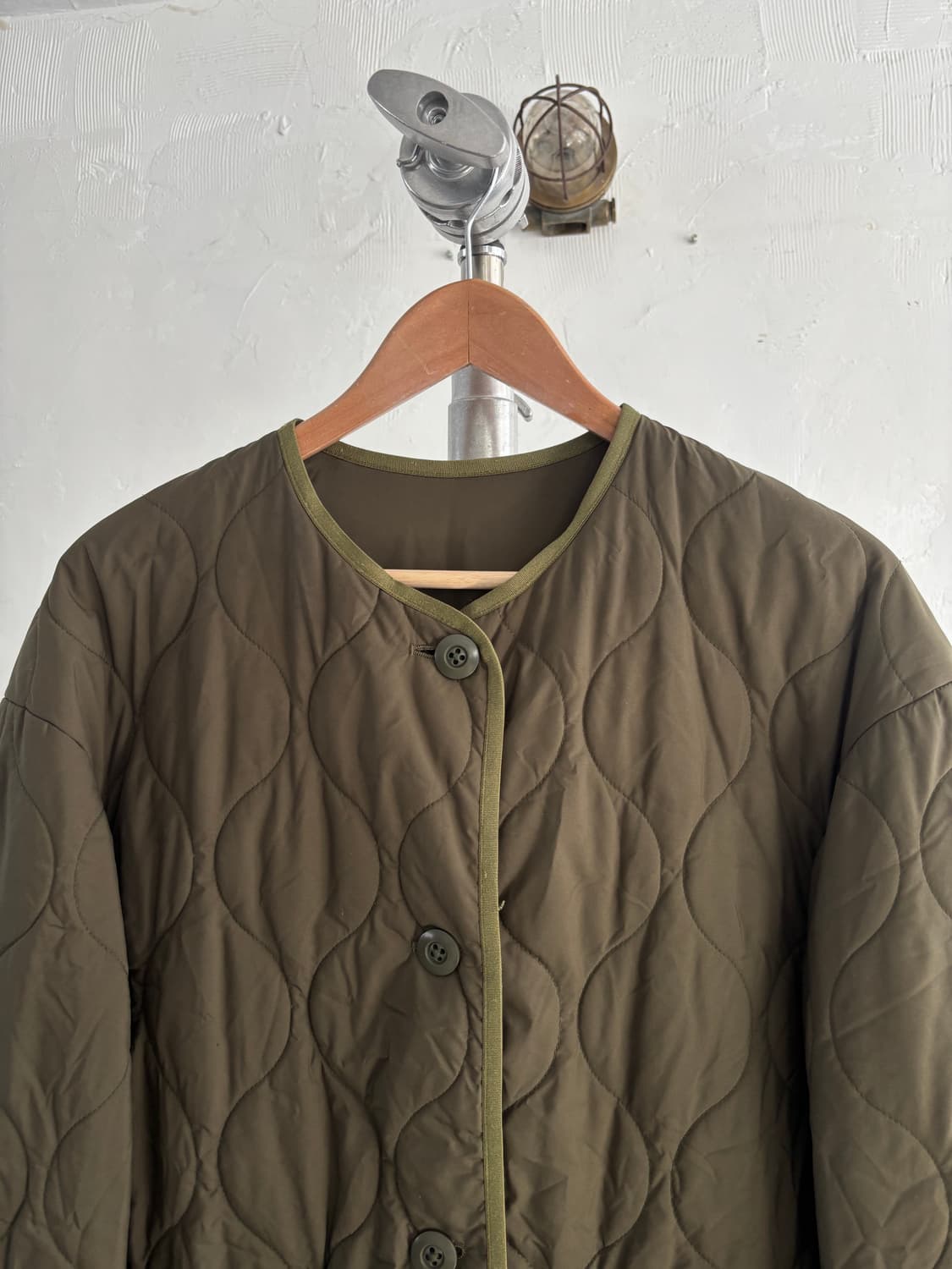 Pilgrim 필그림 카키 퀄팅 논카라 자켓  상품이미지3