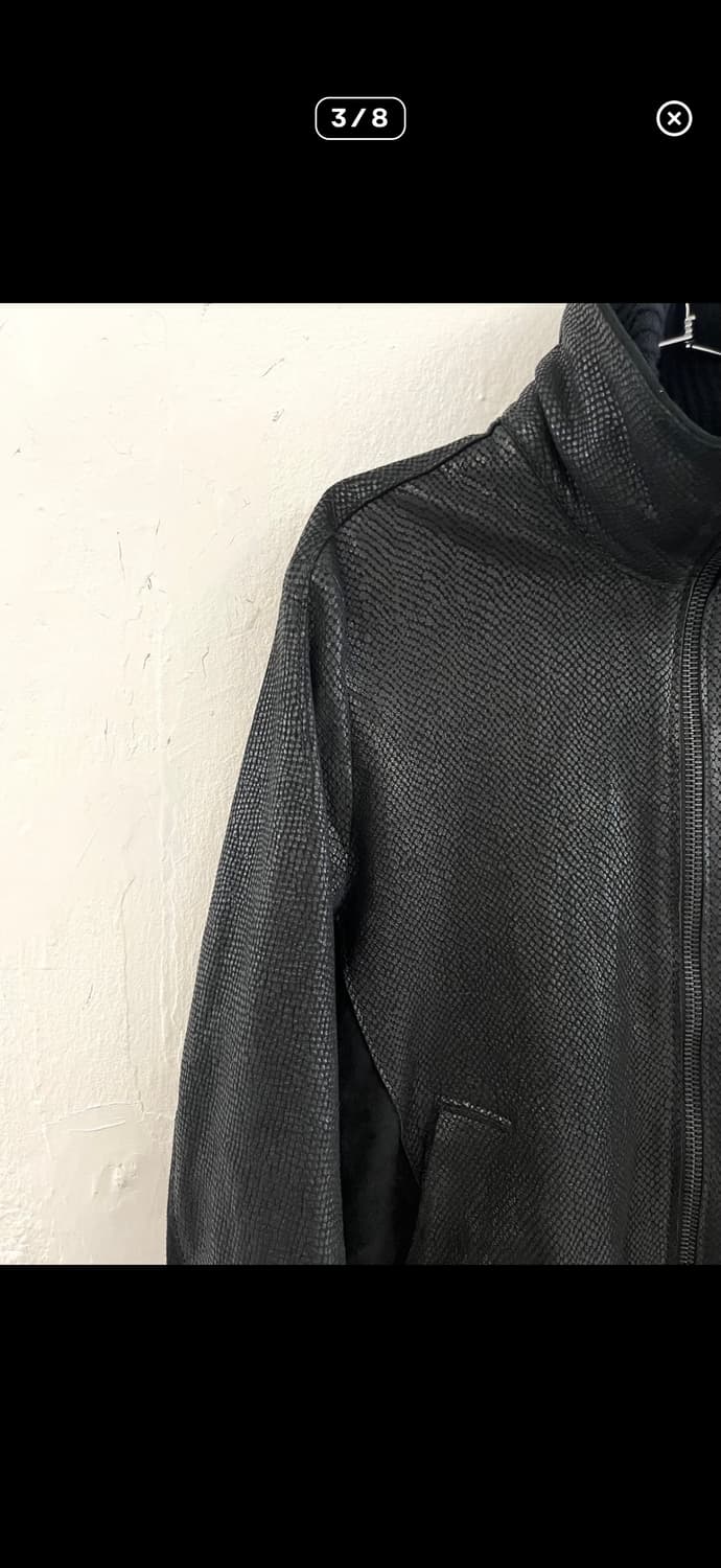 트랜짓 파이톤 가공 램스킨 레더 하이넥자켓 상품이미지3