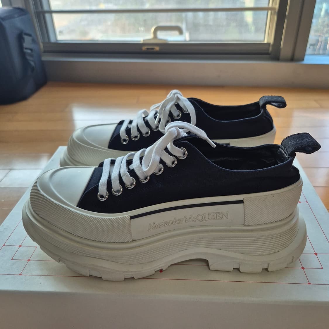 (풀패키지)알렉산더 맥퀸 트레드슬릭 40사이즈 판매합니다. 상품이미지6