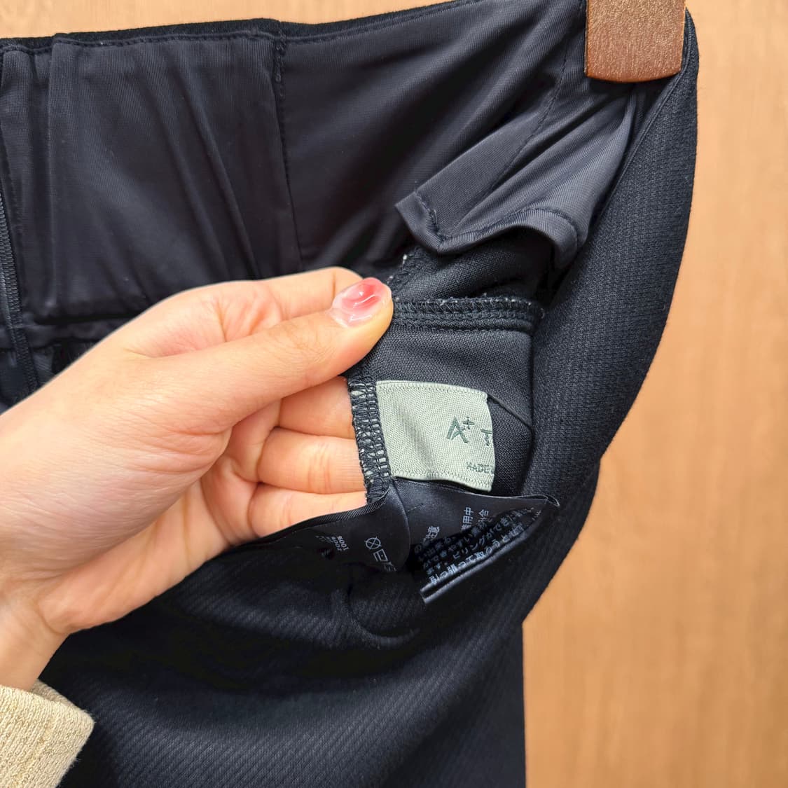 JPN 롱 스커트 세로 절개 패널 사이드 그린 라인 파이핑 디테일 블랙 상품이미지6