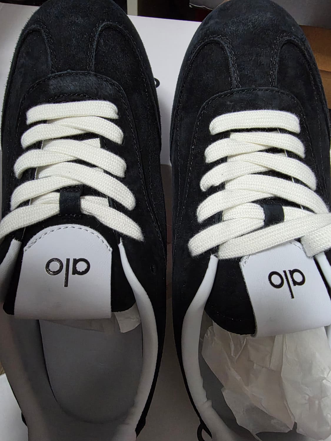 ALO 블랙 스웨이드 운동화 상품이미지1