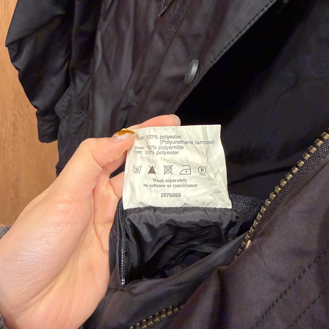 바버 하이넥 레귤러핏 라이트 웨이트 자켓 견장 멀티 포켓 디테일 블랙 상품이미지7