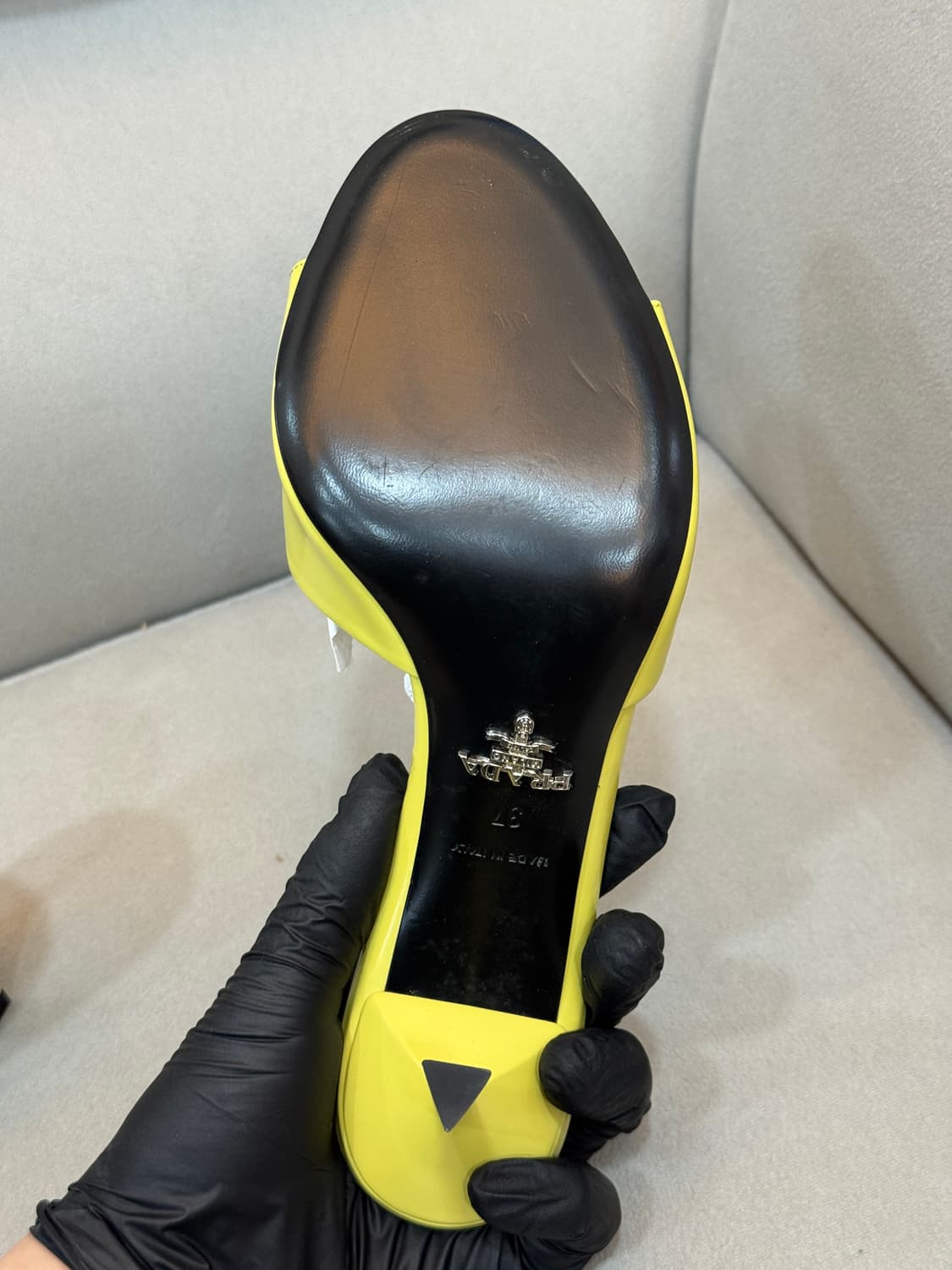 새상품급 프라다 브러쉬드 펌프스 구두 상품이미지5