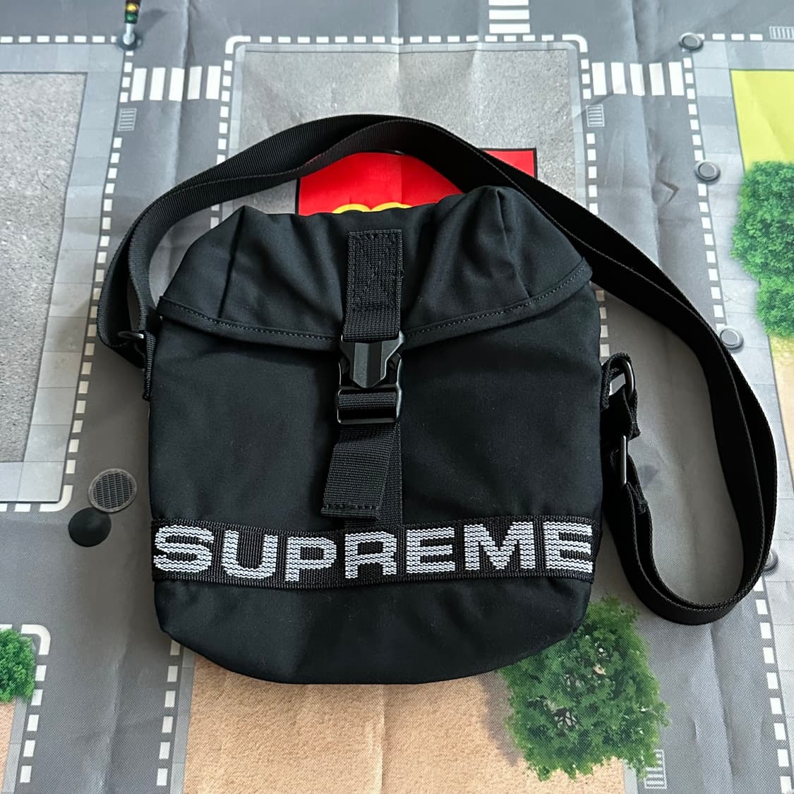 슈프림 필드 사이드 백 블랙 23SS 상품이미지1