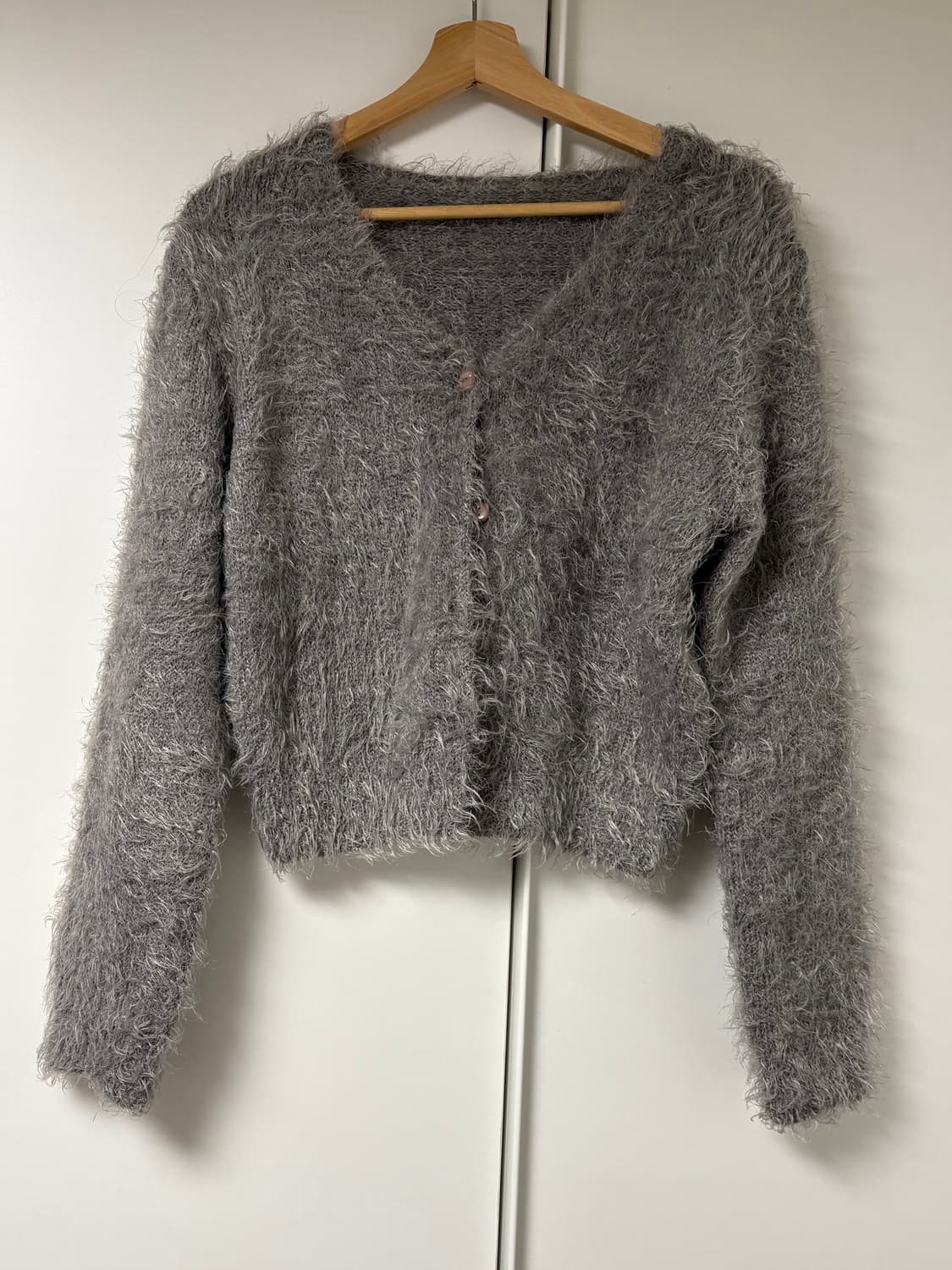 차콜 그레이 컬러의 샤기 가디건 상품이미지1