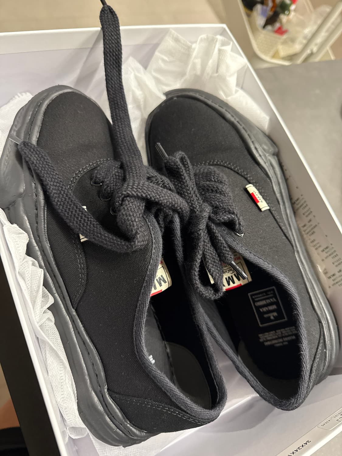 메종 미하라 야스히로 베이커 OG 솔 캔버스 로우 컷 스니커즈 블랙 상품이미지1