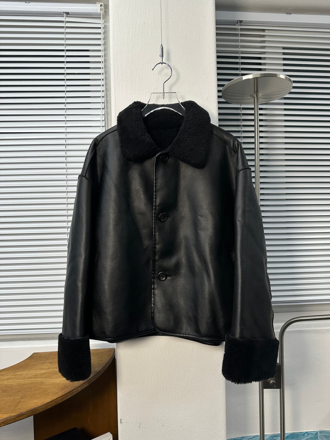 carriere short 리버시블 에코레더 무스탕 블랙 os  상품이미지1