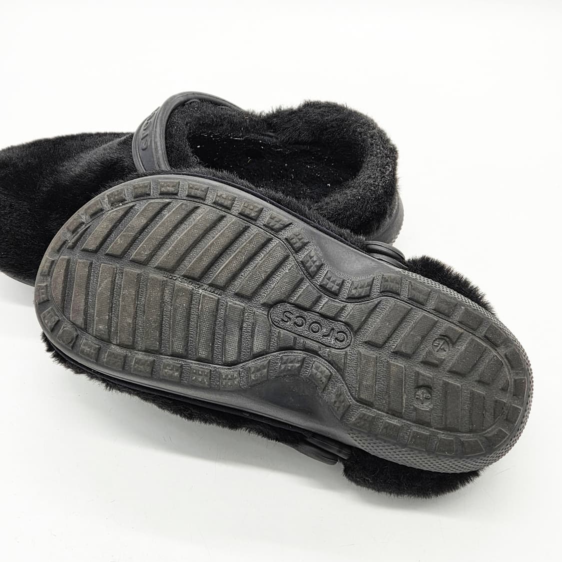 크록스 클래식 퍼 슈어 클로그 블랙 (M5 W7) 상품이미지3