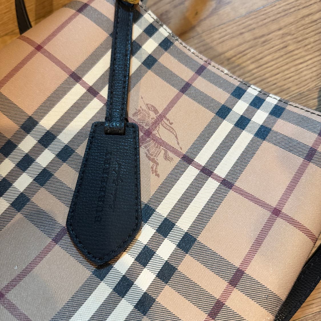 버버리 헤이마켓 체크 스몰 론 버킷백 상품이미지4