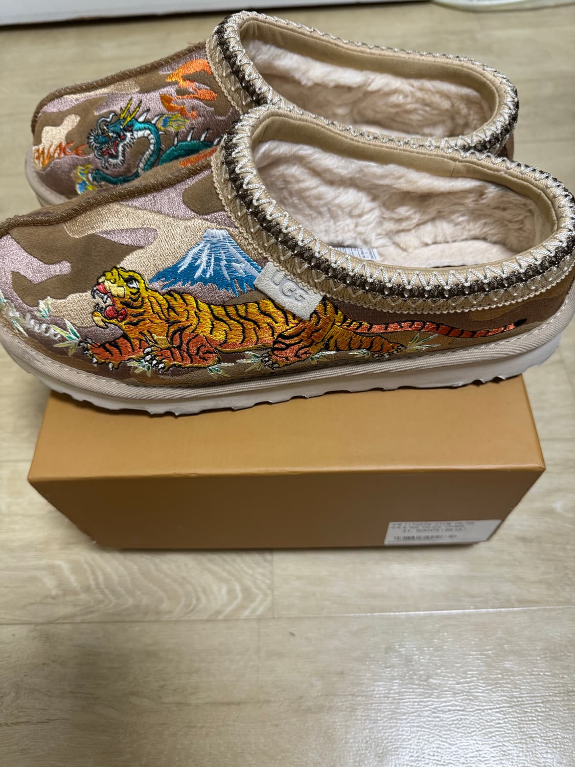 [260] 어그 x 팔라스 타스만 슬리퍼 체스트넛 카모 상품이미지2