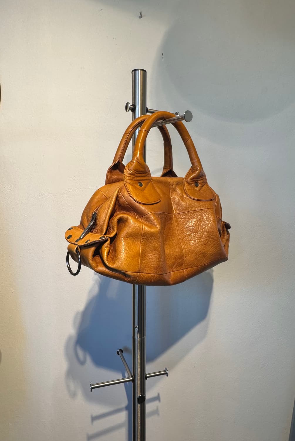 라이트 브라운 스터드 토트백 상품이미지1