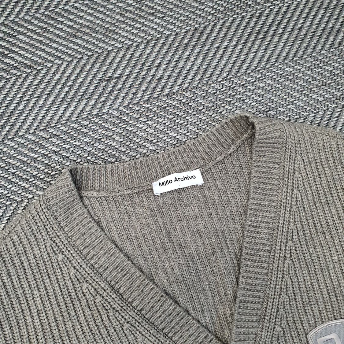 밀로 아카이브 니트 브이넥 가디건 남자110 상품이미지4