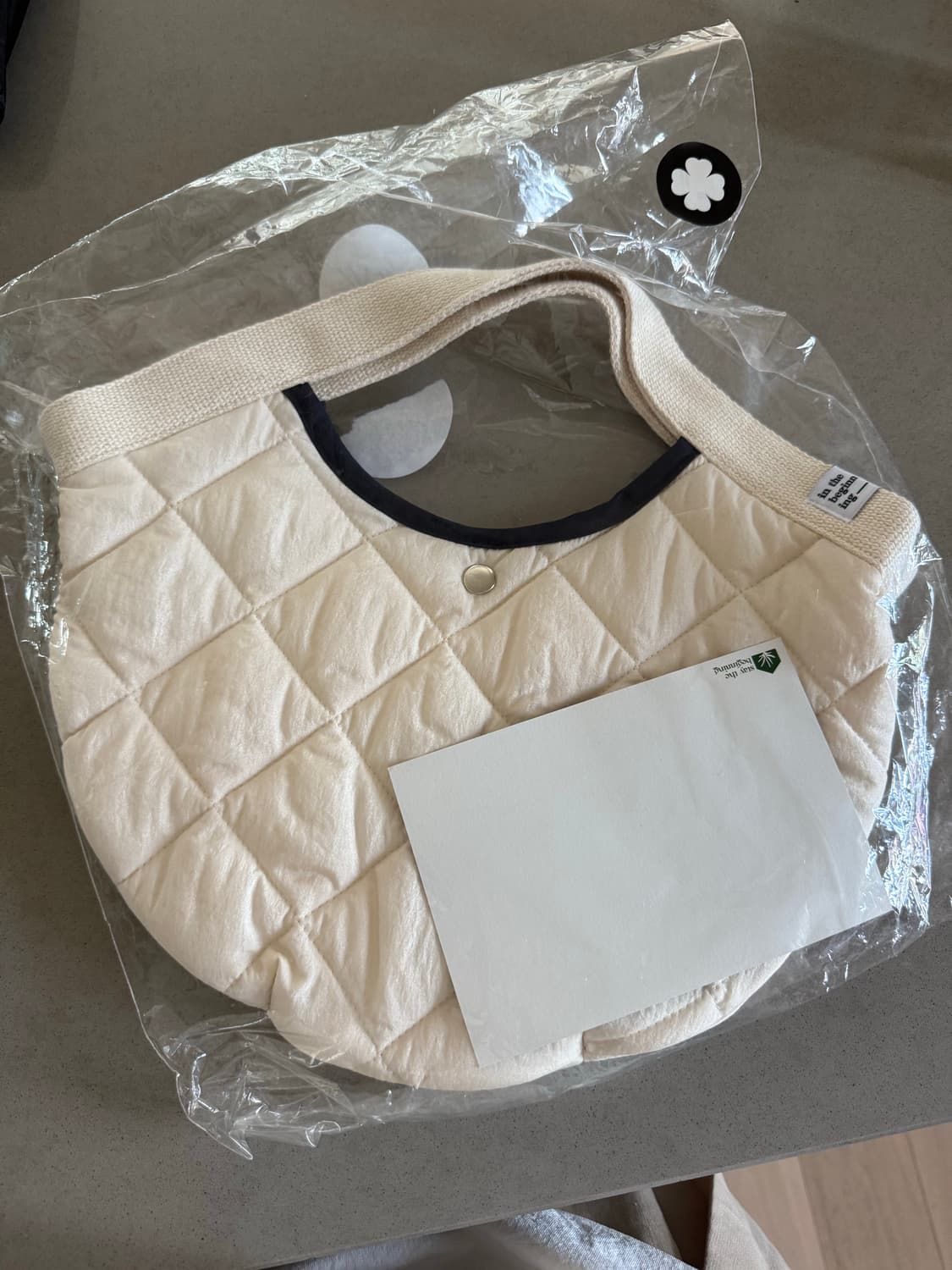 In the beginning 인더비기닝 Round padding bag 상품이미지5