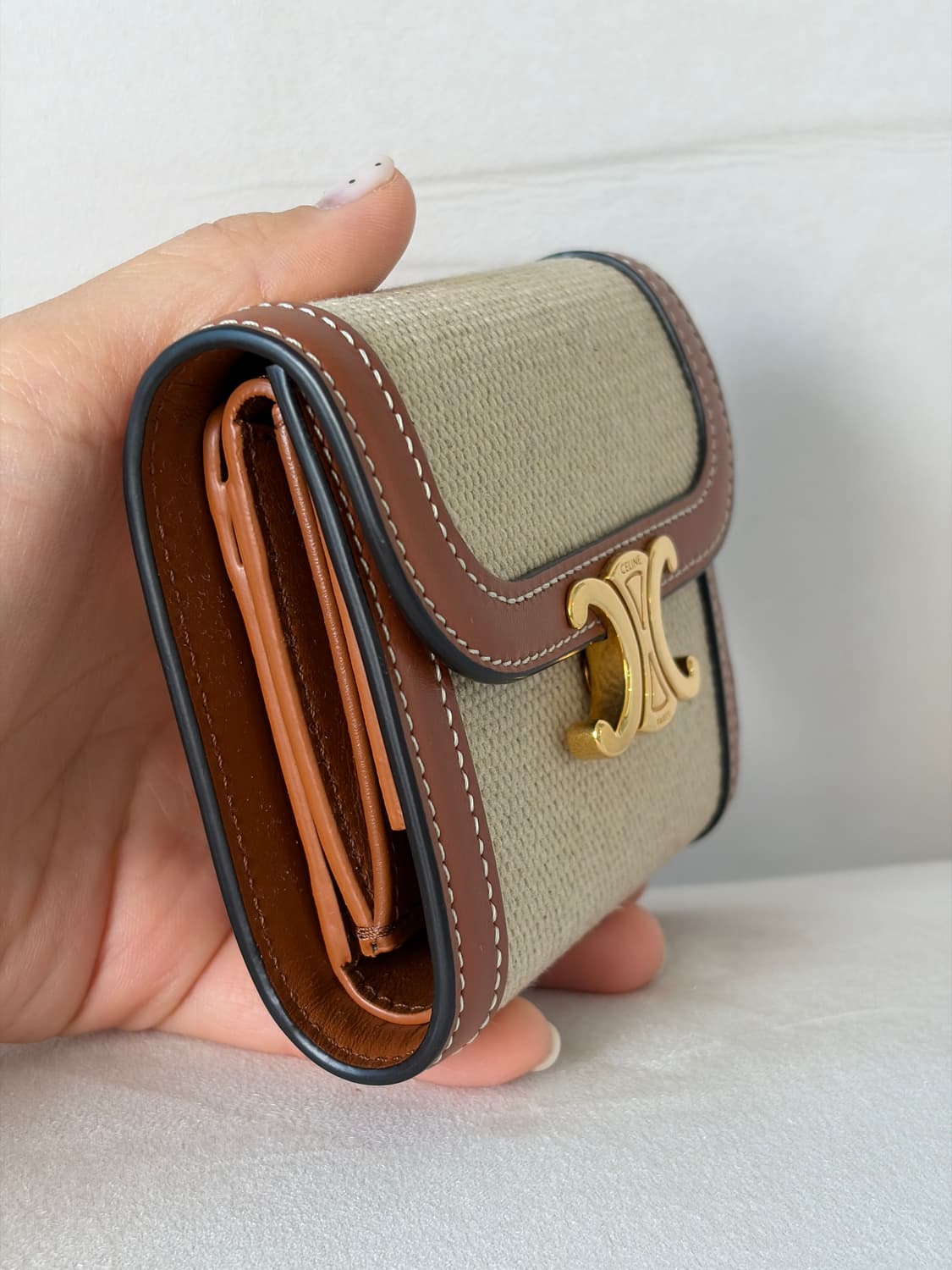 [S++급/정품]셀린느 텍스타일 카프스킨 스몰 트리옹프 지갑 탄 화이트 상품이미지3